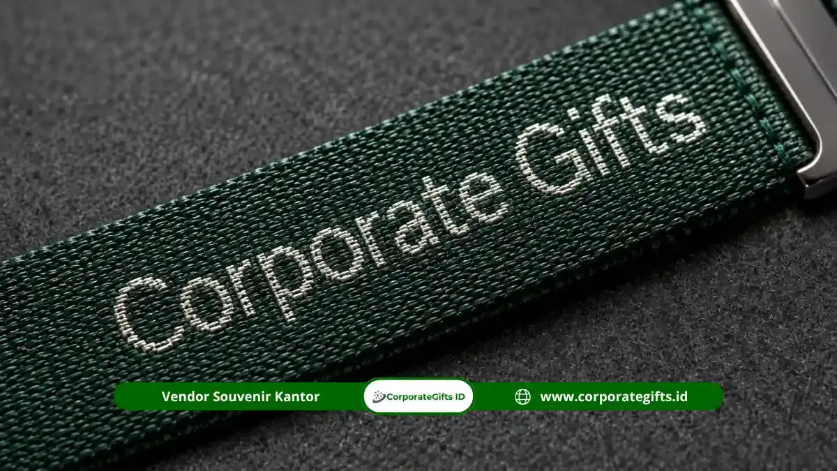 Custom sablon logo lanyard untuk branding kantor - CorporateGifts.ID