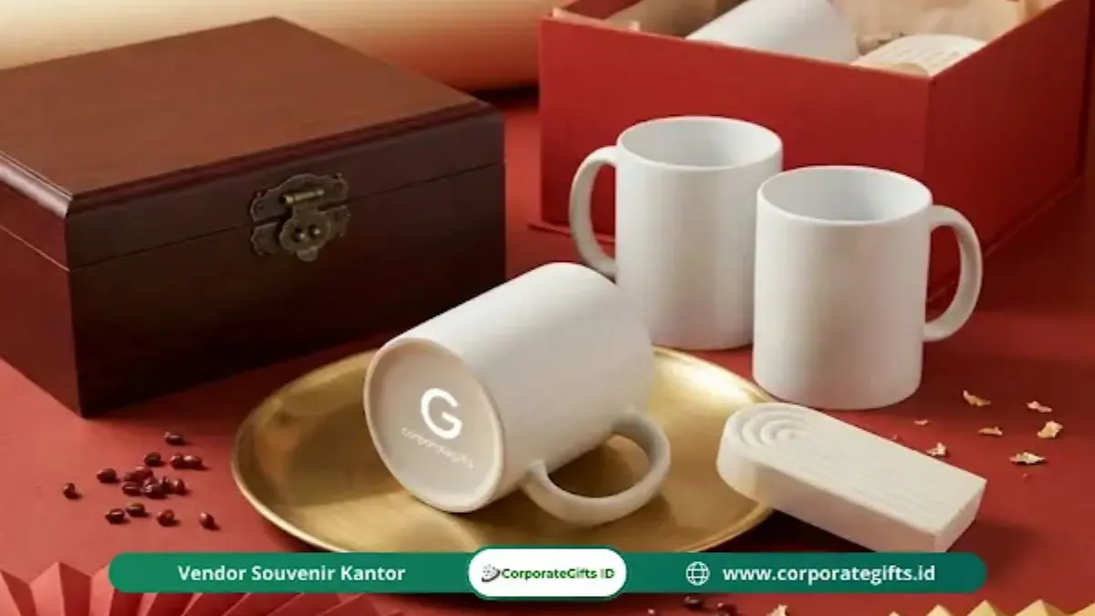 Detail kemasan hampers Imlek elegan dengan dominasi warna merah dan emas - CorporateGifts.ID